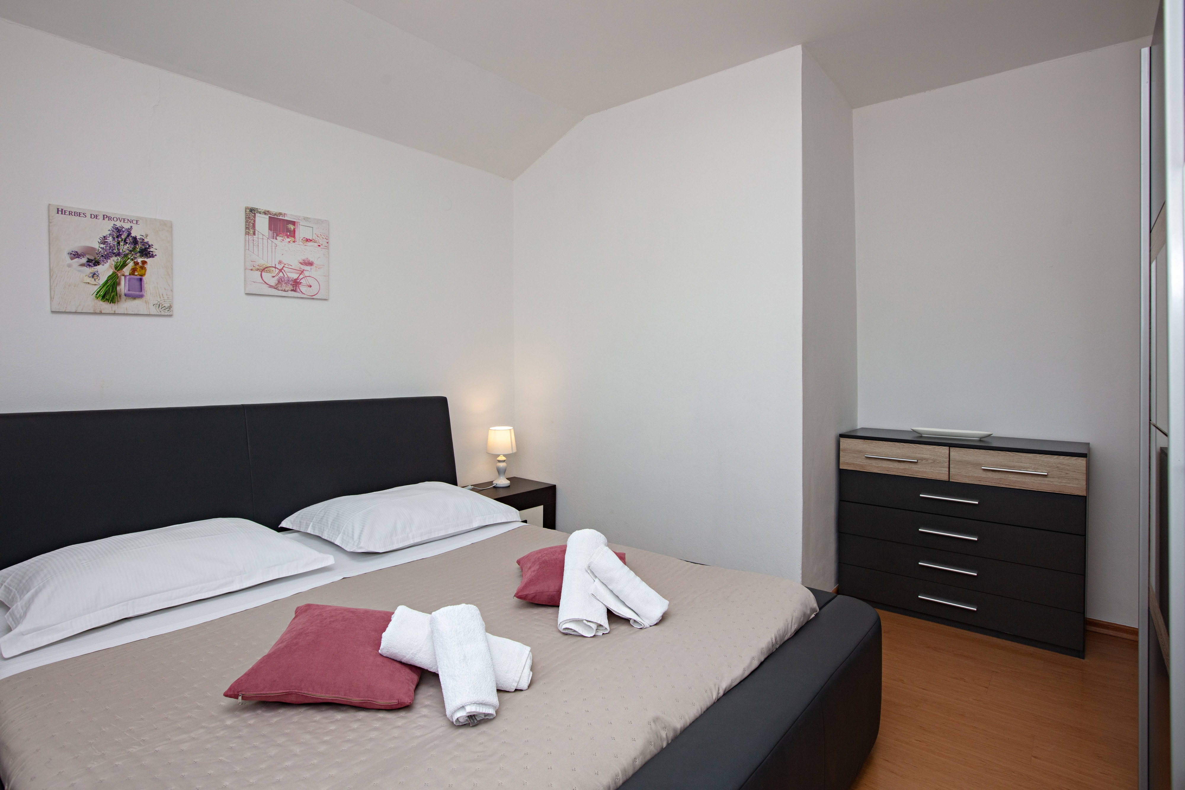 One bedroom apartment with balcony and sea view Tisno, Murter  A-a