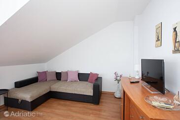 Tisno, Wohnzimmer in folgender Unterkunftsart apartment, Klimaanlage vorhanden, Haustiere erlaubt und WiFi.