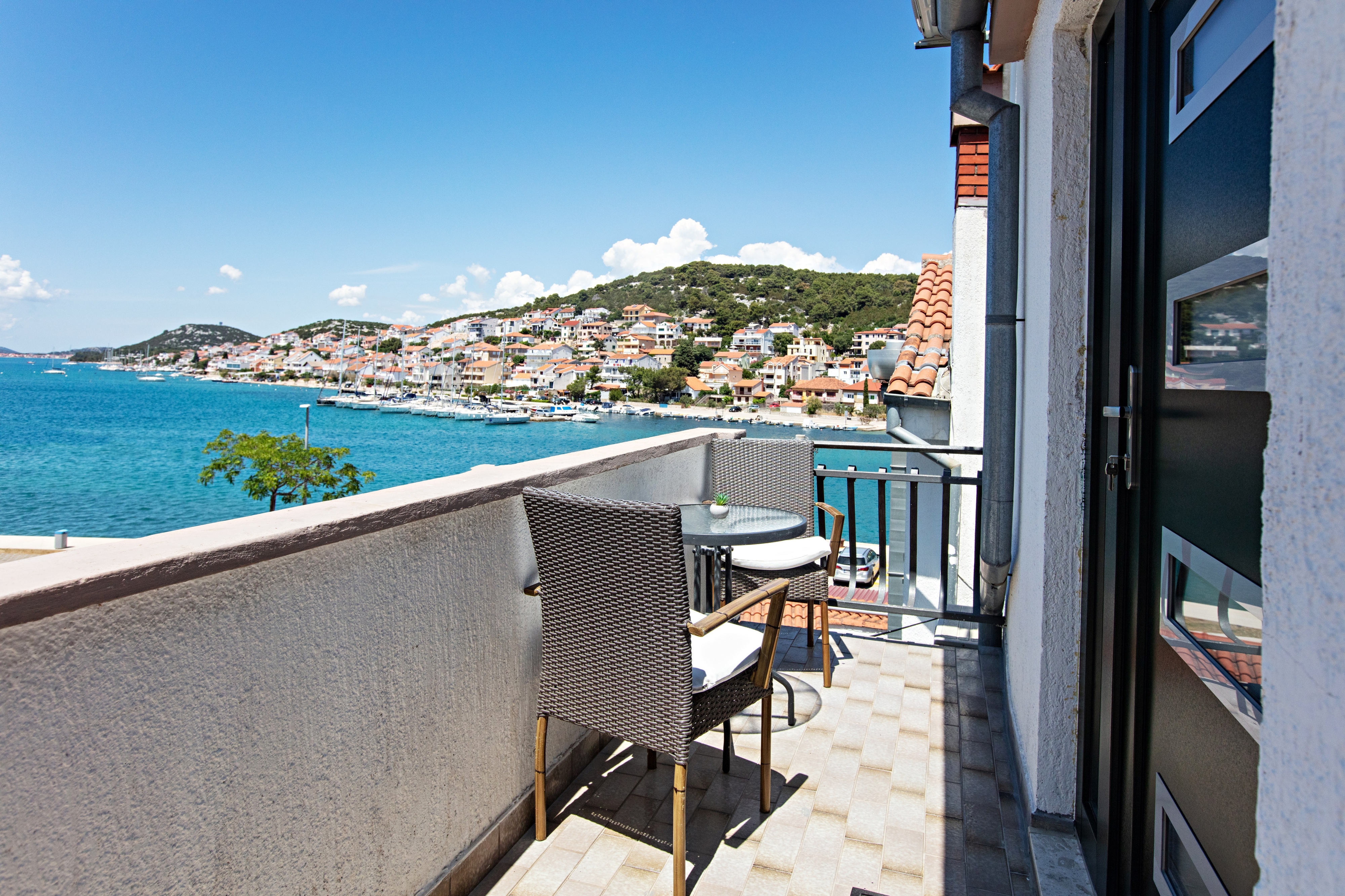 One bedroom apartment with balcony and sea view Tisno, Murter  A-e