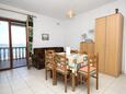 Sali, Dining room in the apartment, air condition available, (pet friendly) and WiFi.