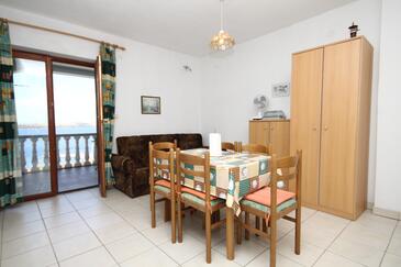 Sali, Dining room in the apartment, air condition available, (pet friendly) and WiFi.