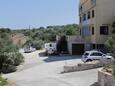 Sali, Dugi otok, Parkeerplaats 8152 - Appartementen with pebble beach.