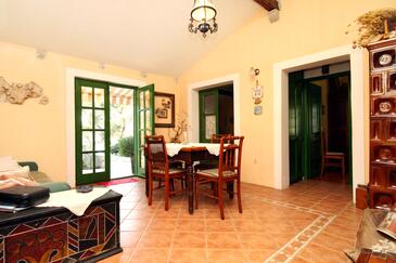 Lavdara, Salle à manger dans l’hébergement en type house, animaux acceptés.