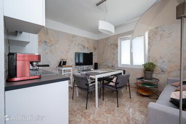 Sali, Dining room in the apartment, air condition available and WiFi.