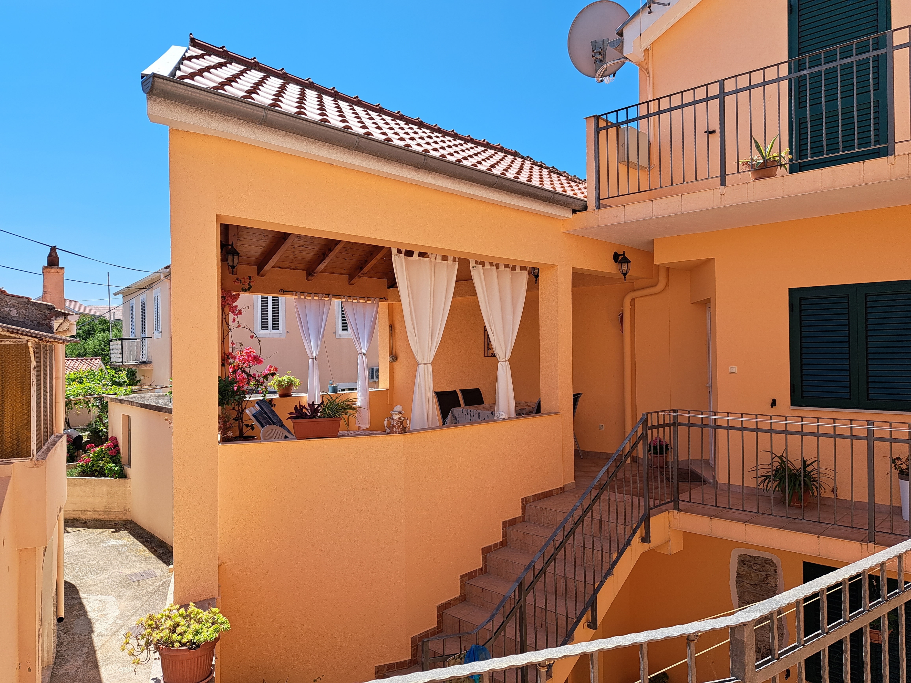 Dvosobni apartman s terasom i pogledom na more Kukljica, Ugljan  A-a