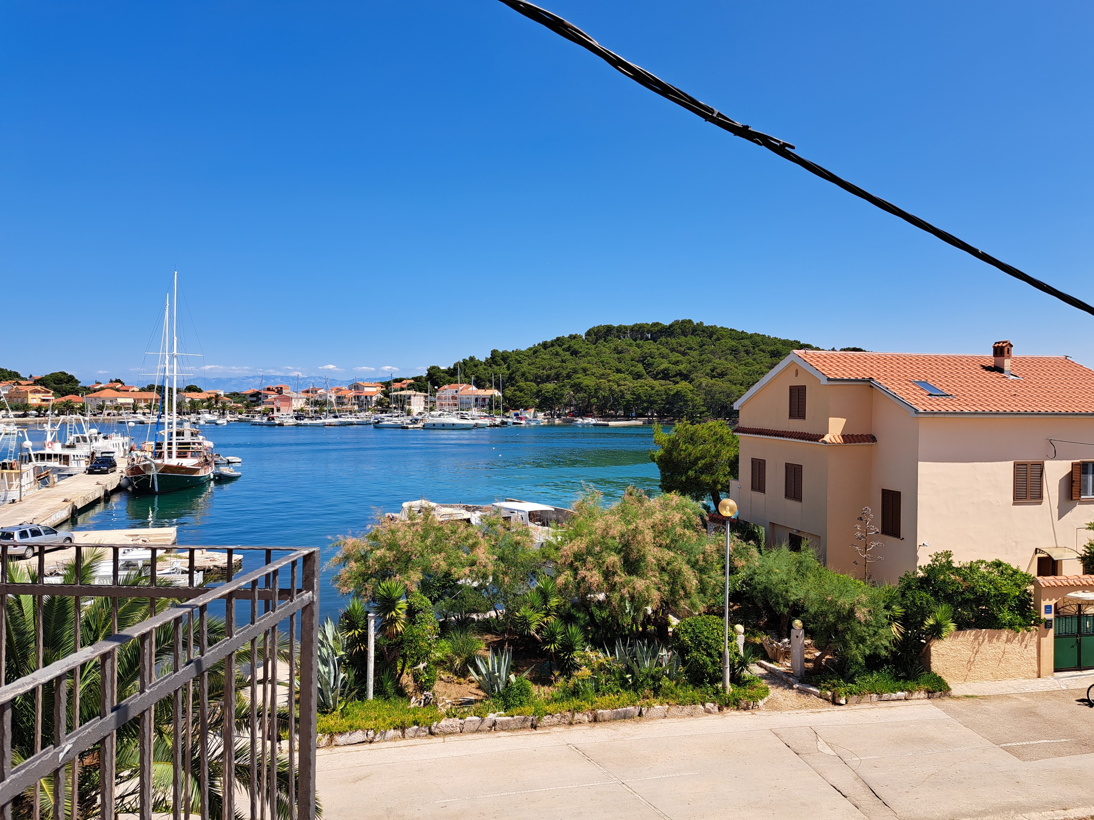 Dvosobni apartman s terasom i pogledom na more Kukljica, Ugljan  A-a