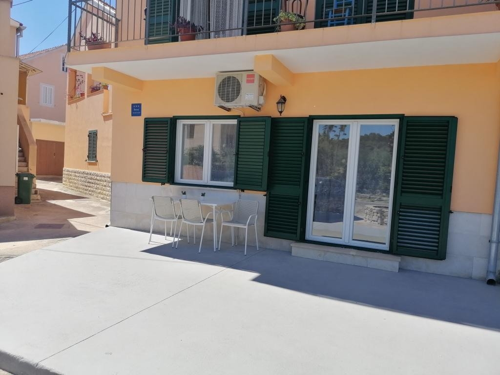 Jednosobni apartman s terasom i pogledom na more Kukljica, Ugljan  A-b