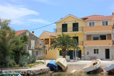 Kukljica, Ugljan, Hébergement 8209 - Appartement à proximité de la mer avec une plage de galets.