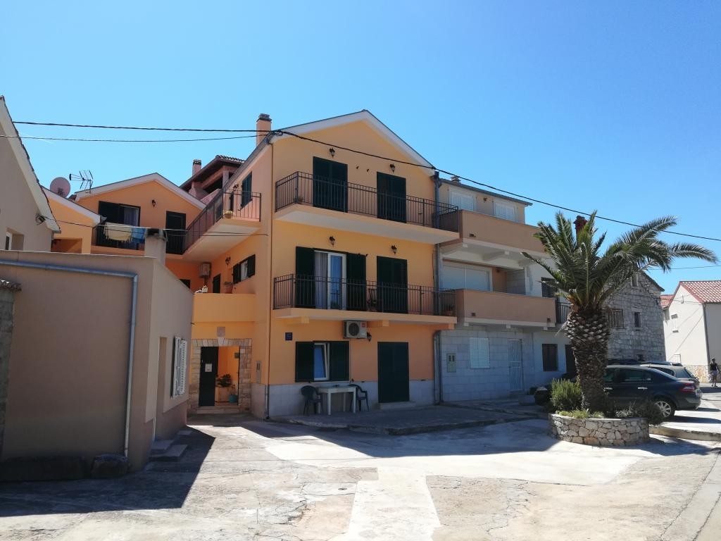 Dvosobni apartman s terasom i pogledom na more Kukljica, Ugljan  A-a