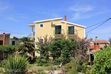 Kukljica, Ugljan, Hébergement 8210 - Appartement à proximité de la mer avec une plage de galets.