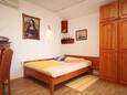 Preko, Dormitorio in the studio-apartment, air condition available y WiFi.