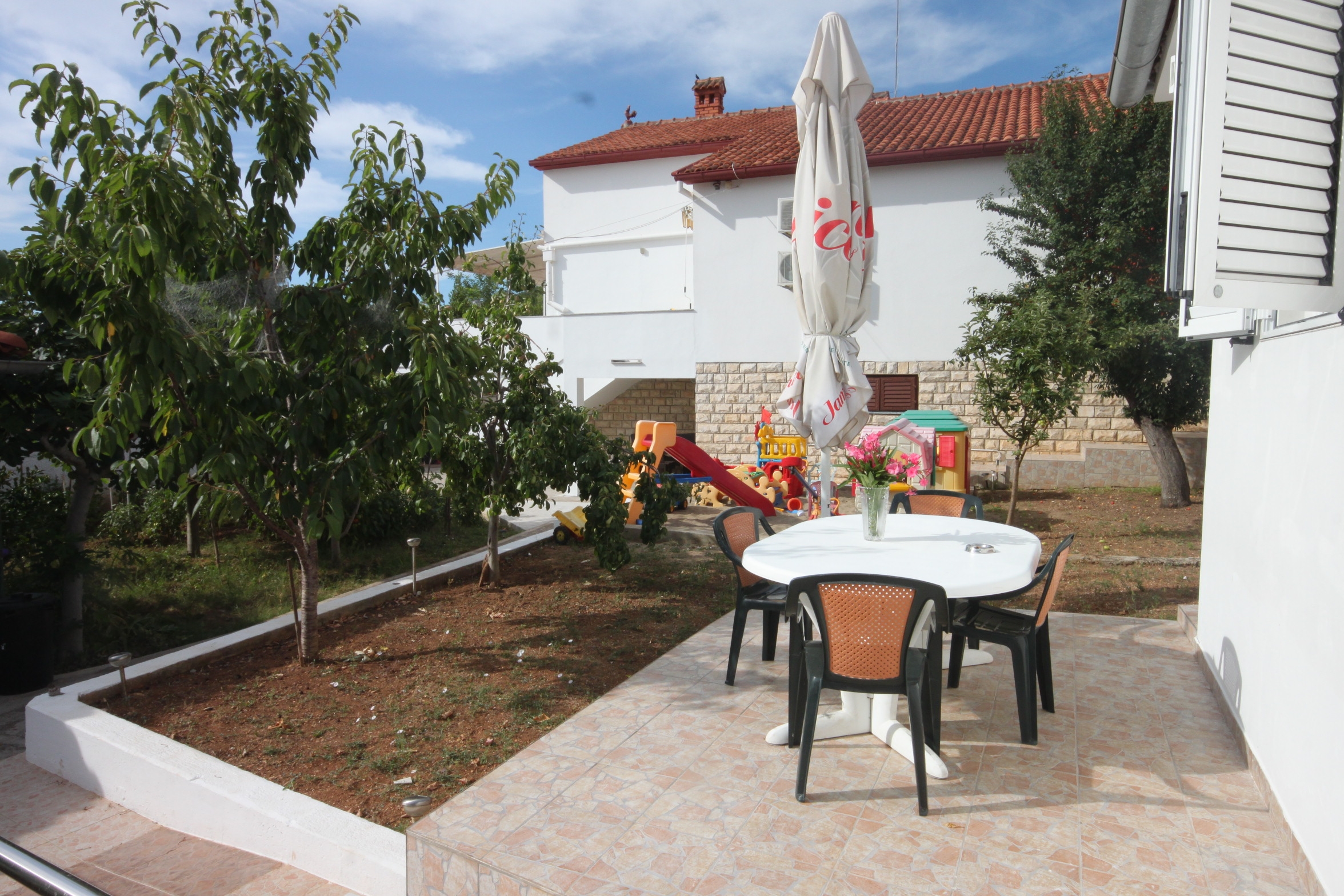 One bedroom apartment with terrace Preko, Ugljan (A-8232-b)