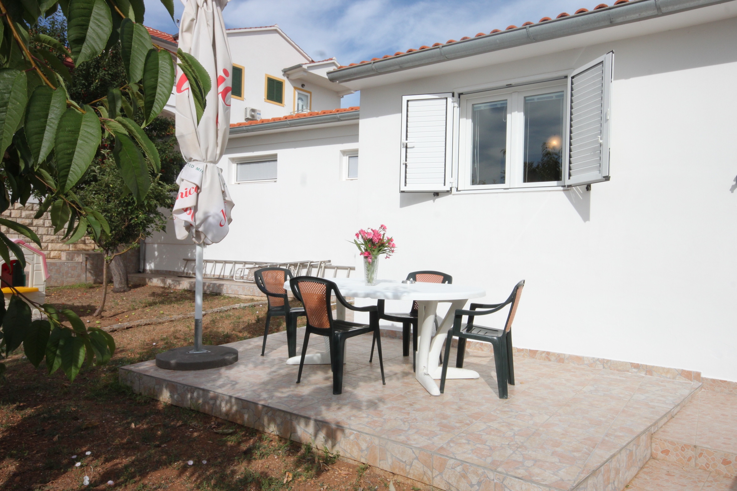 One bedroom apartment with terrace Preko, Ugljan  A-b