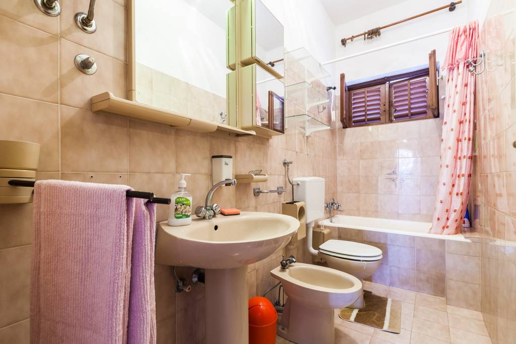 Dvosobni apartman s terasom i pogledom na more Kukljica, Ugljan  A-a