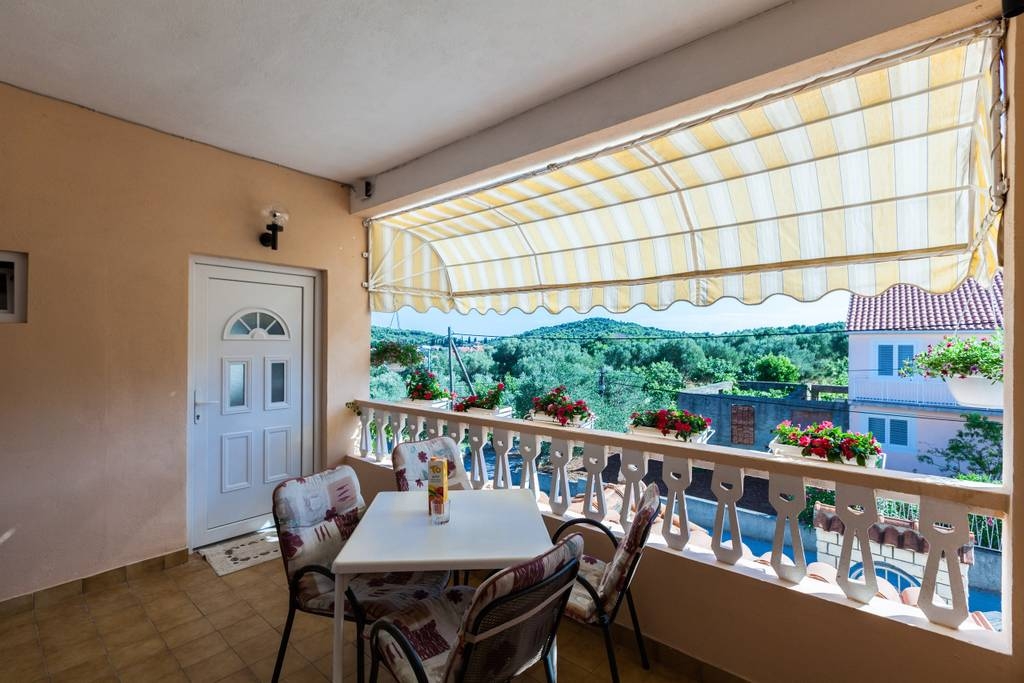 Dvosobni apartman s terasom i pogledom na more Kukljica, Ugljan  A-a