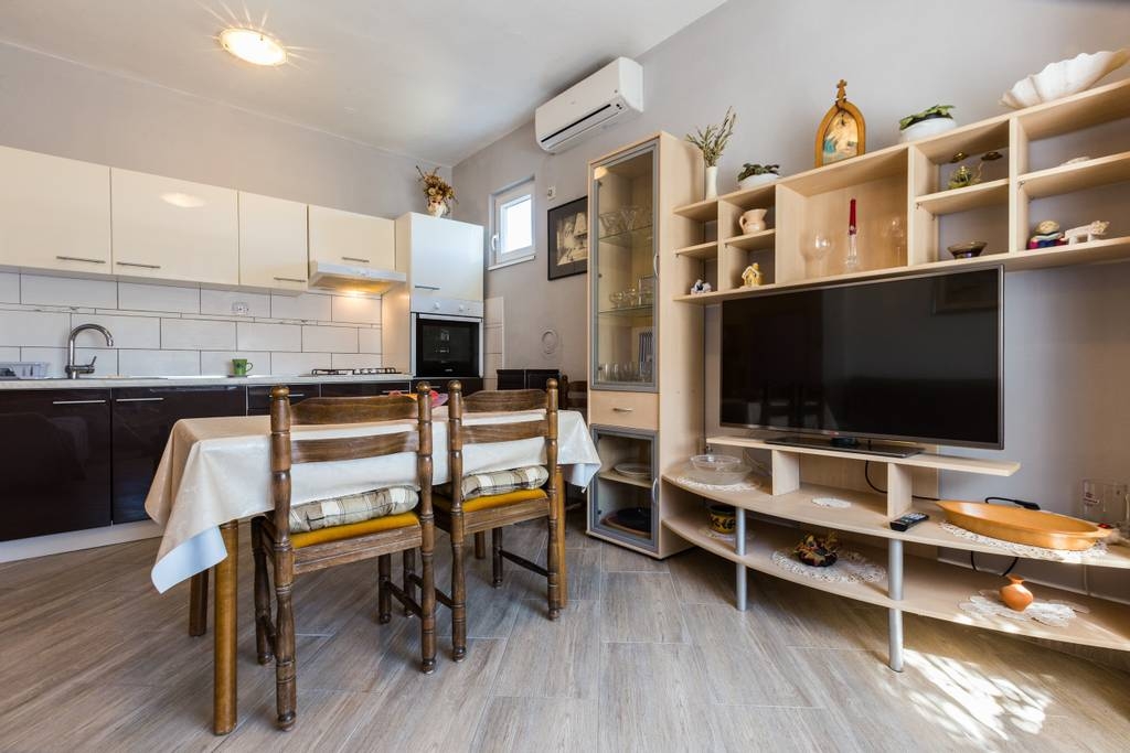 Two bedroom apartment with terrace Kukljica, Ugljan  A-c