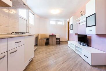 Kukljica, Sala da pranzo nell'alloggi del tipo studio-apartment, animali domestici ammessi e WiFi.