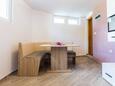 Kukljica, Eetkamer in the studio-apartment, (pet friendly) en WiFi.