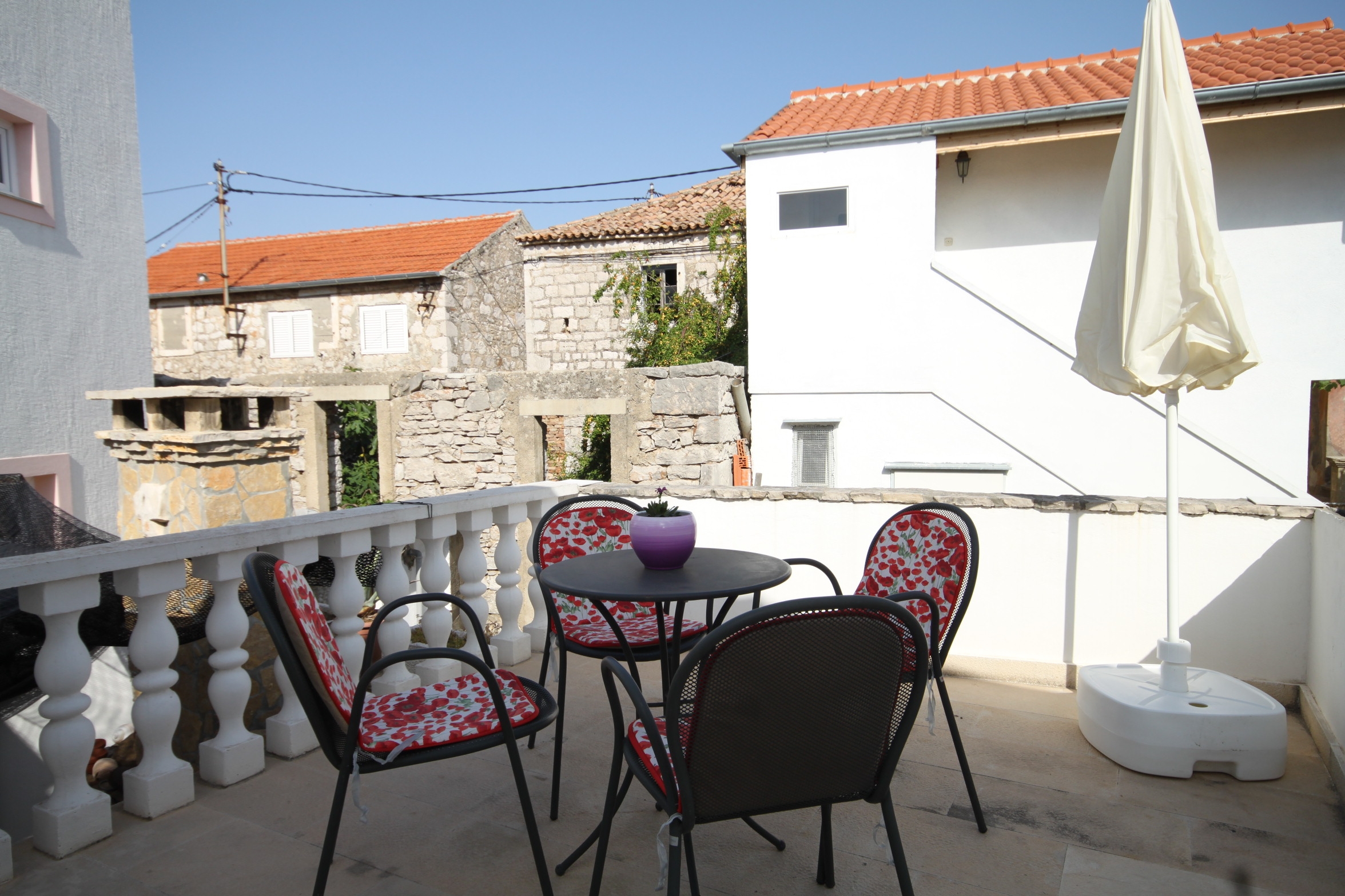 Four bedroom house with terrace and sea view Kukljica, Ugljan  K