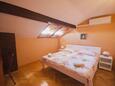 Kukljica, Bedroom in the apartment, air condition available, (pet friendly) and WiFi.