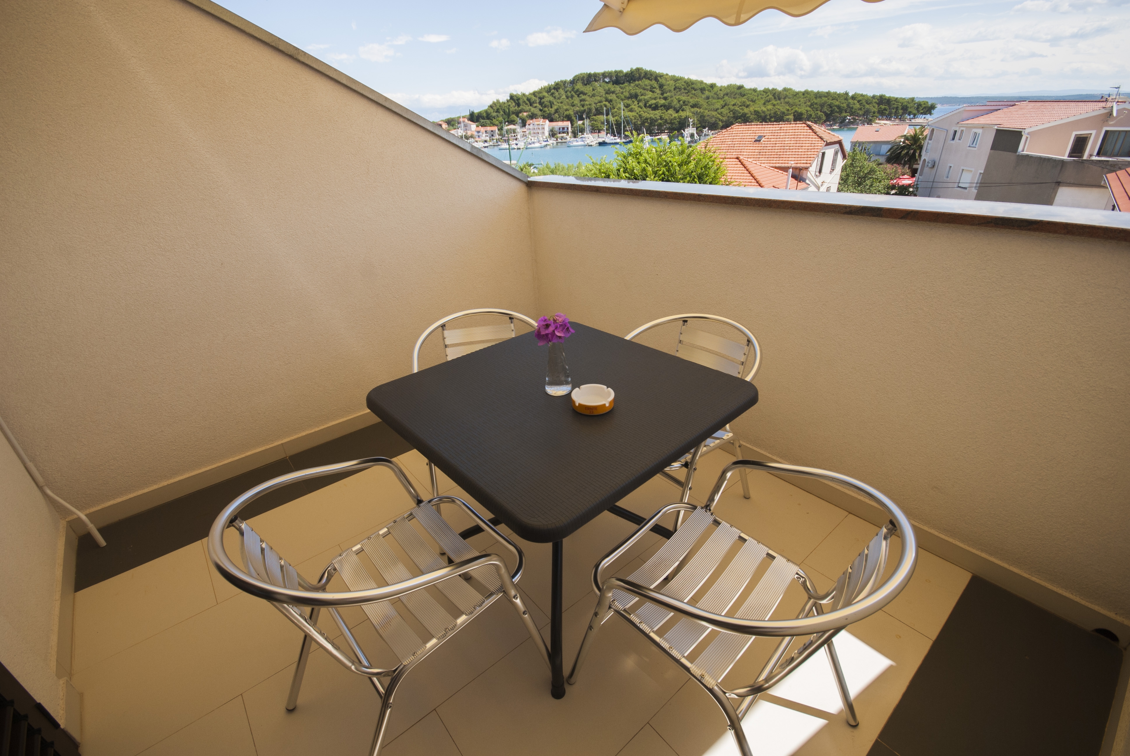One bedroom apartment with terrace and sea view Kukljica, Ugljan  A-d