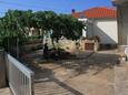 Parking lot Ugljan, Ugljan, Parking lot 8266 - Apartments near sea with pebble beach.