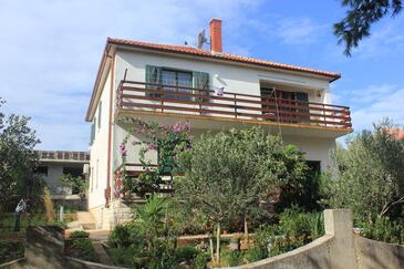 Objekt Mala Lamjana, Ugljan, Objekt 827 - Apartmaji v bližini morja s prodnato plažo.