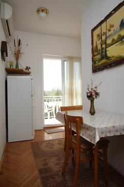 Kukljica, Comedor in the apartment, air condition available y WiFi.