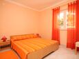 Skrivena Luka, Bedroom in the apartment, (pet friendly) and WiFi.