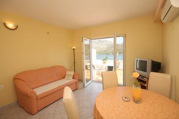 Skrivena Luka, Sala de estar in the apartment, (pet friendly) y WiFi.