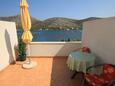 Skrivena Luka, Terasa în unitate de cazare tip studio-apartment, cu vedere la mare, animale de companie sunt acceptate şi WiFi.