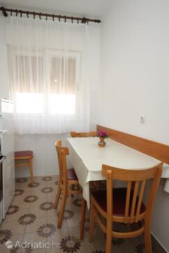 Kukljica, Blagovaonica u smještaju tipa apartment.