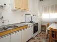 Kukljica, Kuhinja u smještaju tipa apartment.