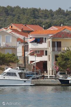 Kukljica, Ugljan, Objekt 8283 - Apartmani blizu mora sa šljunčanom plažom.