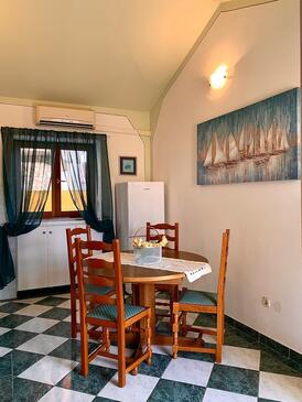 Dining room Kukljica, Dining room in the apartment, dostupna klima i WIFI.