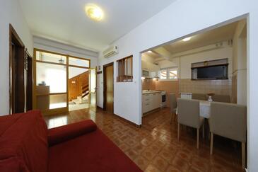 Tkon, Woonkamer in the apartment, air condition available, (pet friendly) en WiFi.