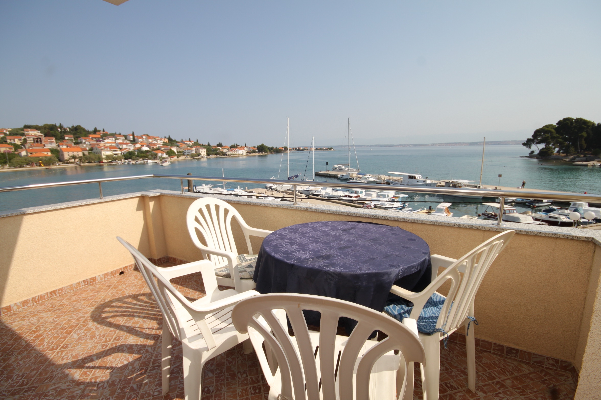 One bedroom apartment with terrace and sea view Preko (Ugljan) (A-8315-a) One bedroom apartment with terrace and sea view Preko (Ugljan) (A-8315-a)