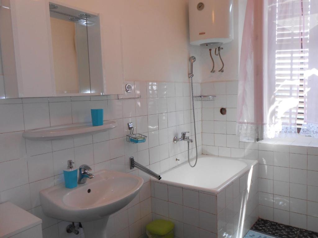 Two bedroom apartment with terrace Lastovo  A-a