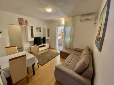 Zaklopatica, Sala de estar in the apartment, air condition available y WiFi.