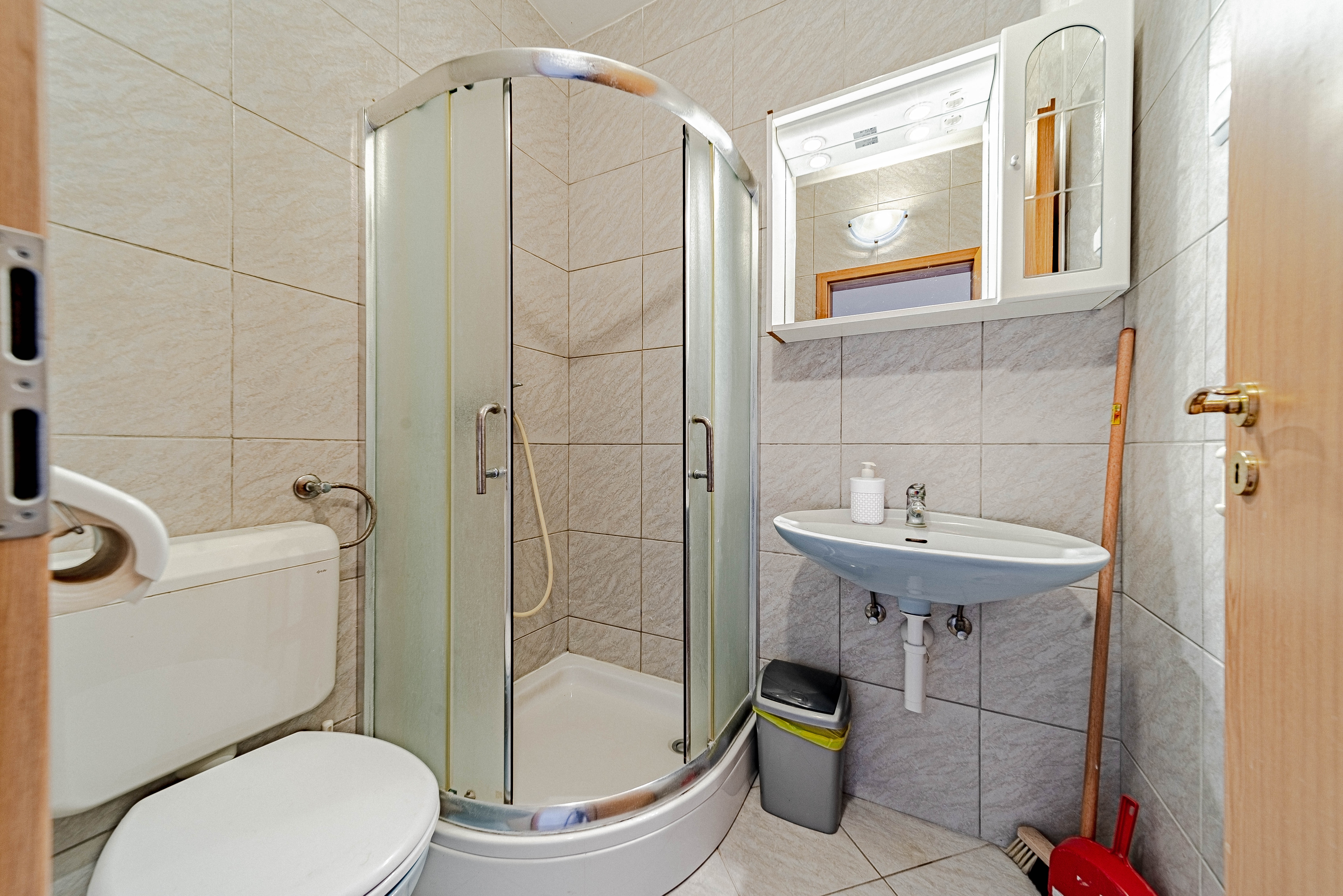 One bedroom apartment near beach Zaklopatica, Lastovo  A-c