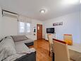 Zaklopatica, Sala de estar in the apartment, air condition available y WiFi.