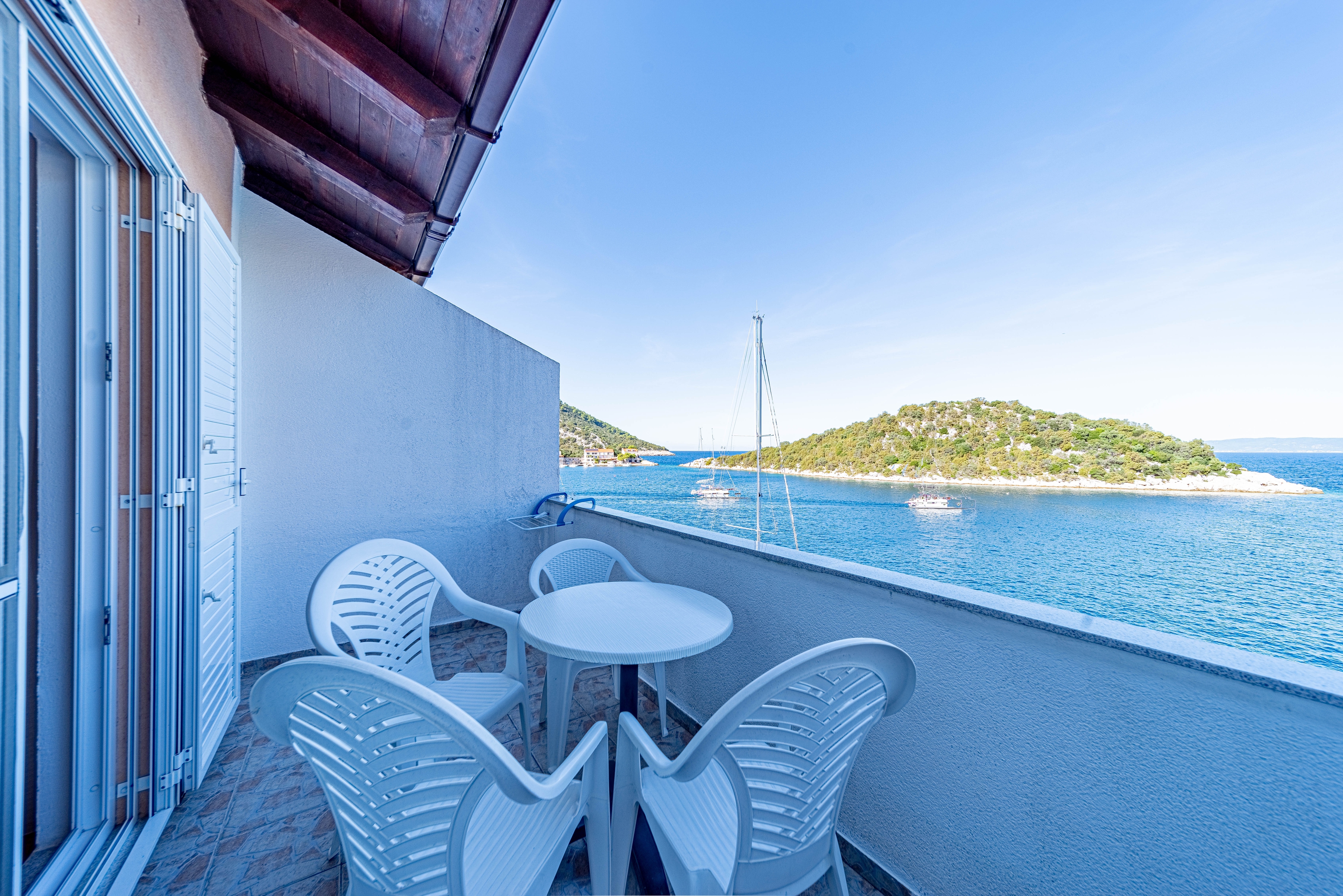 One bedroom apartment near beach Zaklopatica, Lastovo (A-8342-c)