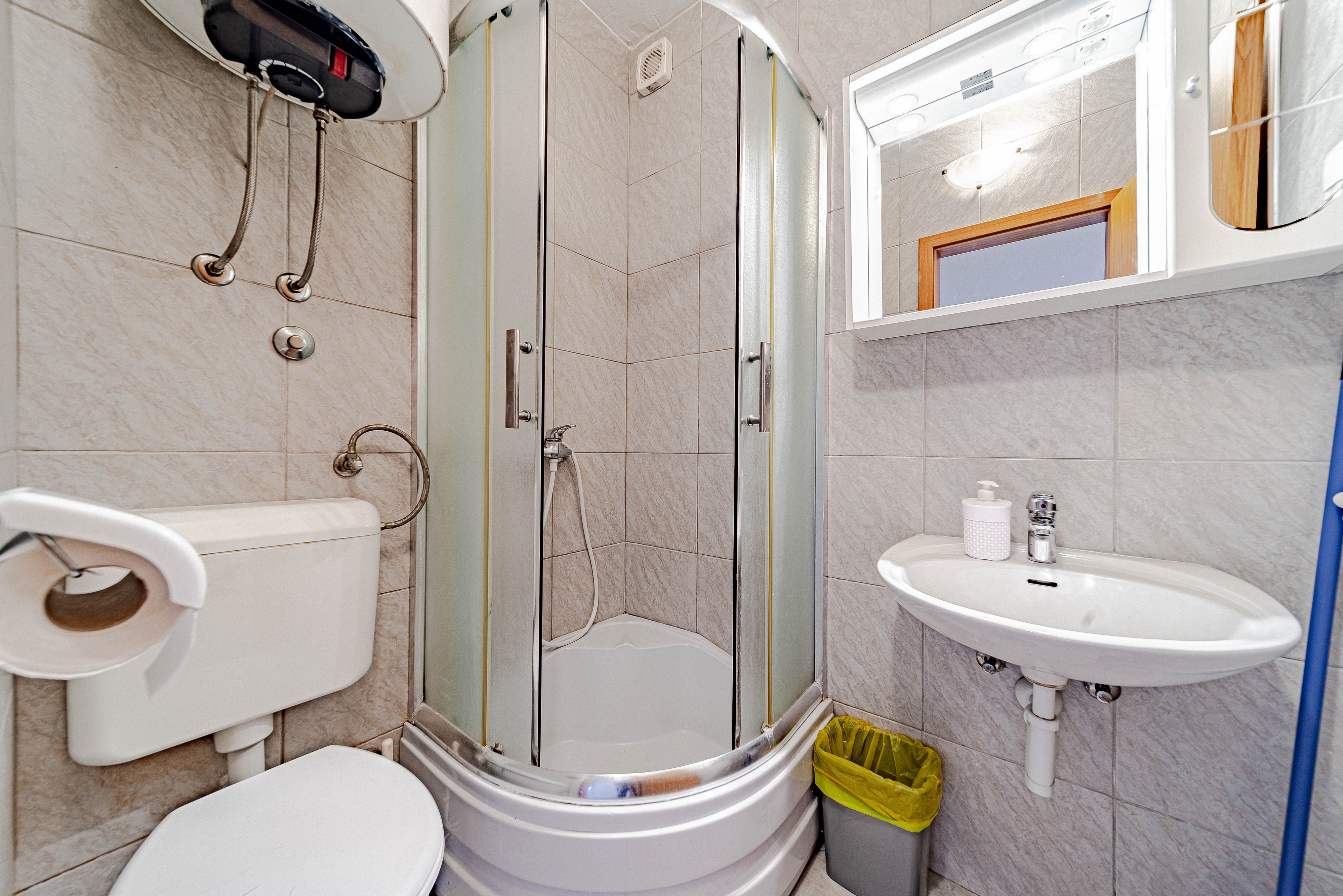 One bedroom apartment near beach Zaklopatica, Lastovo  A-d