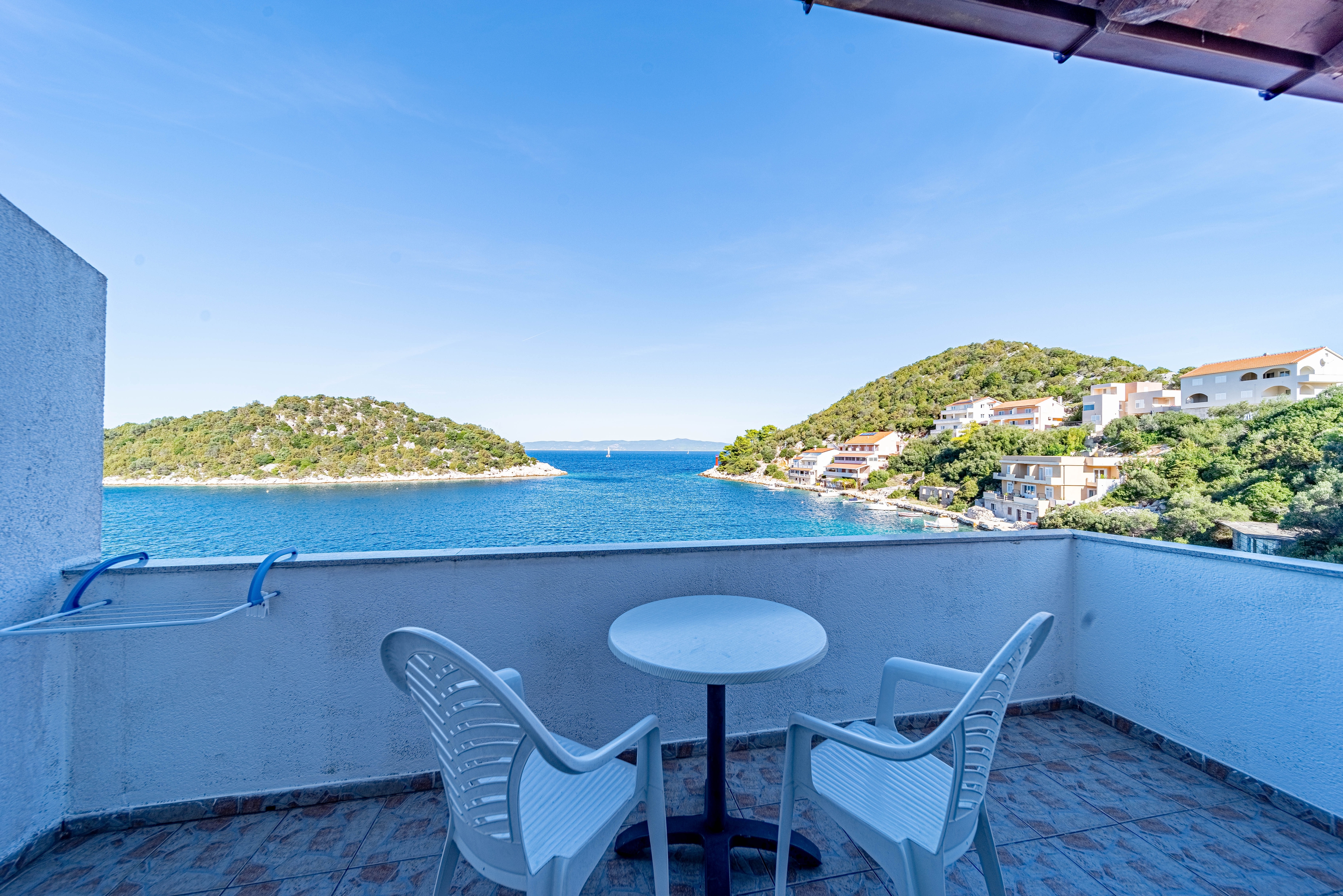 One bedroom apartment near beach Zaklopatica, Lastovo  A-d