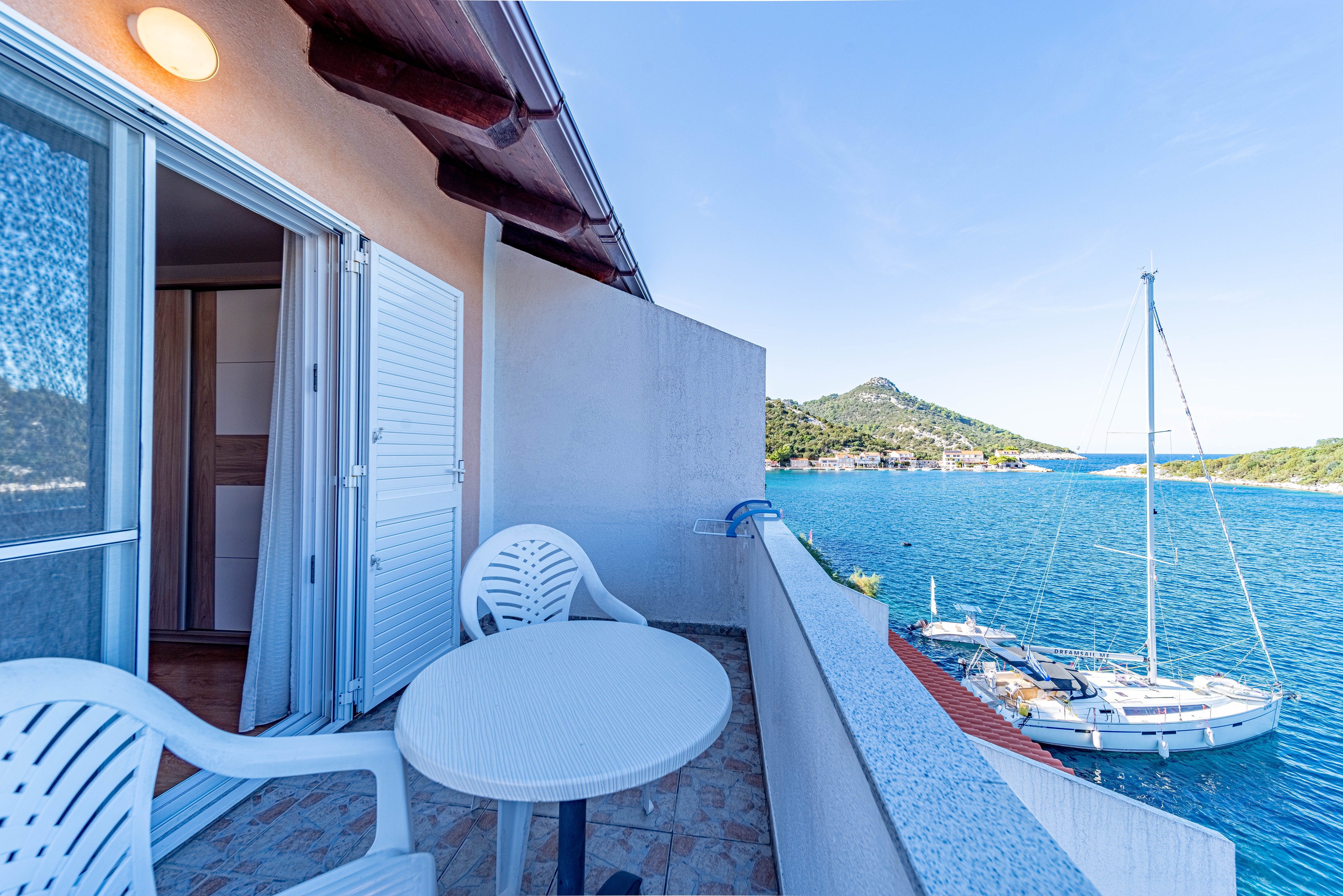 One bedroom apartment near beach Zaklopatica, Lastovo  A-d