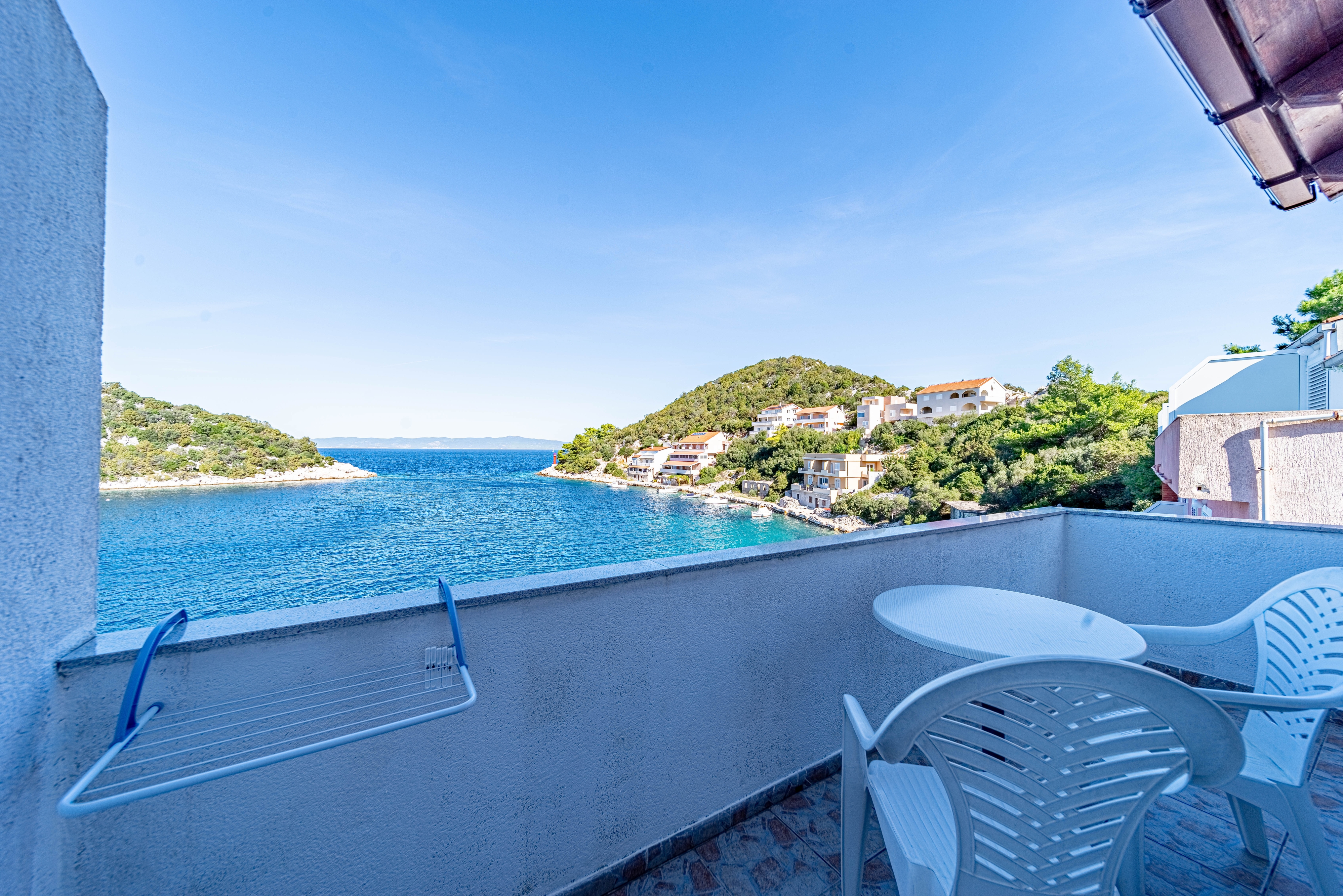 One bedroom apartment near beach Zaklopatica, Lastovo  A-d