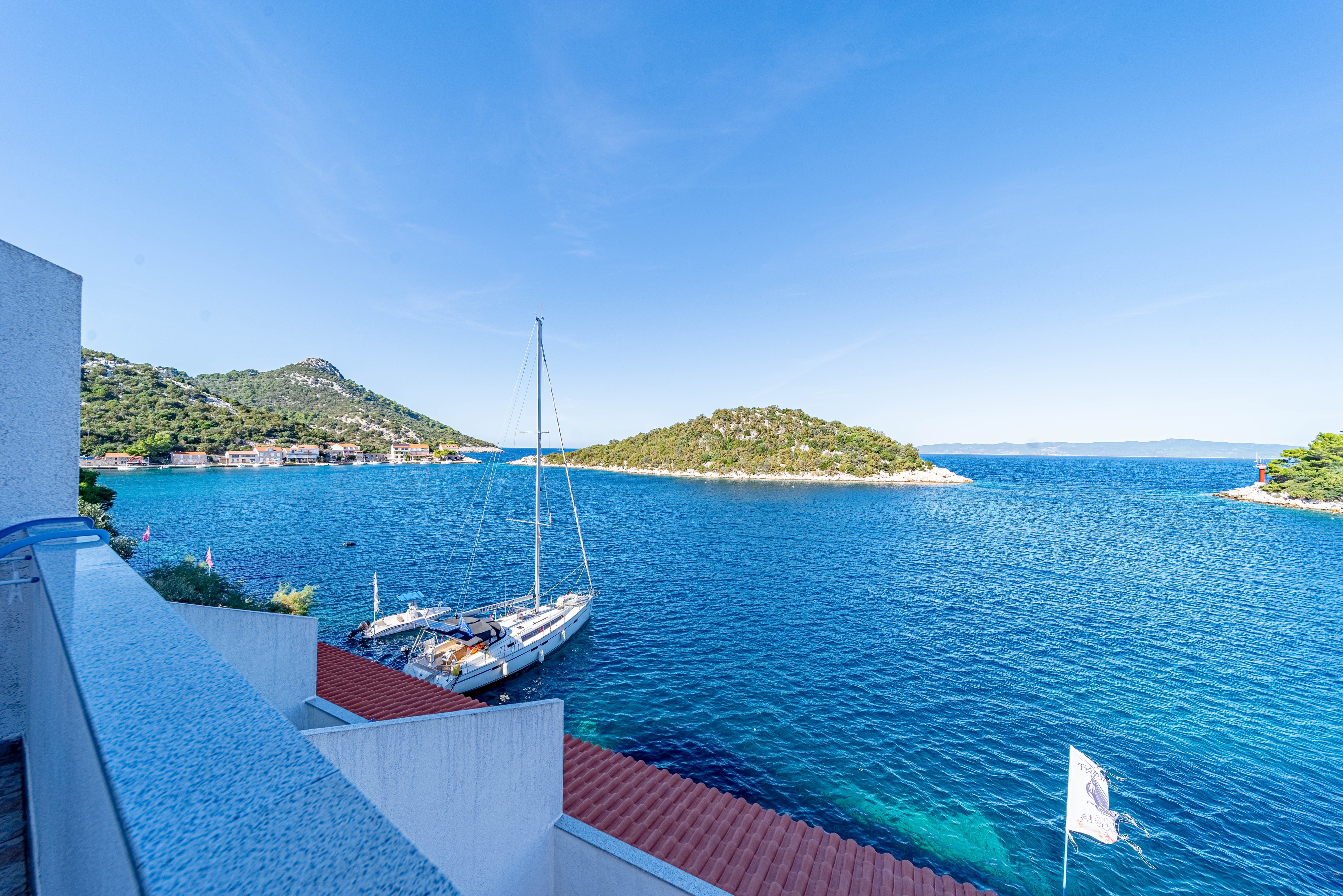 One bedroom apartment near beach Zaklopatica, Lastovo  A-d