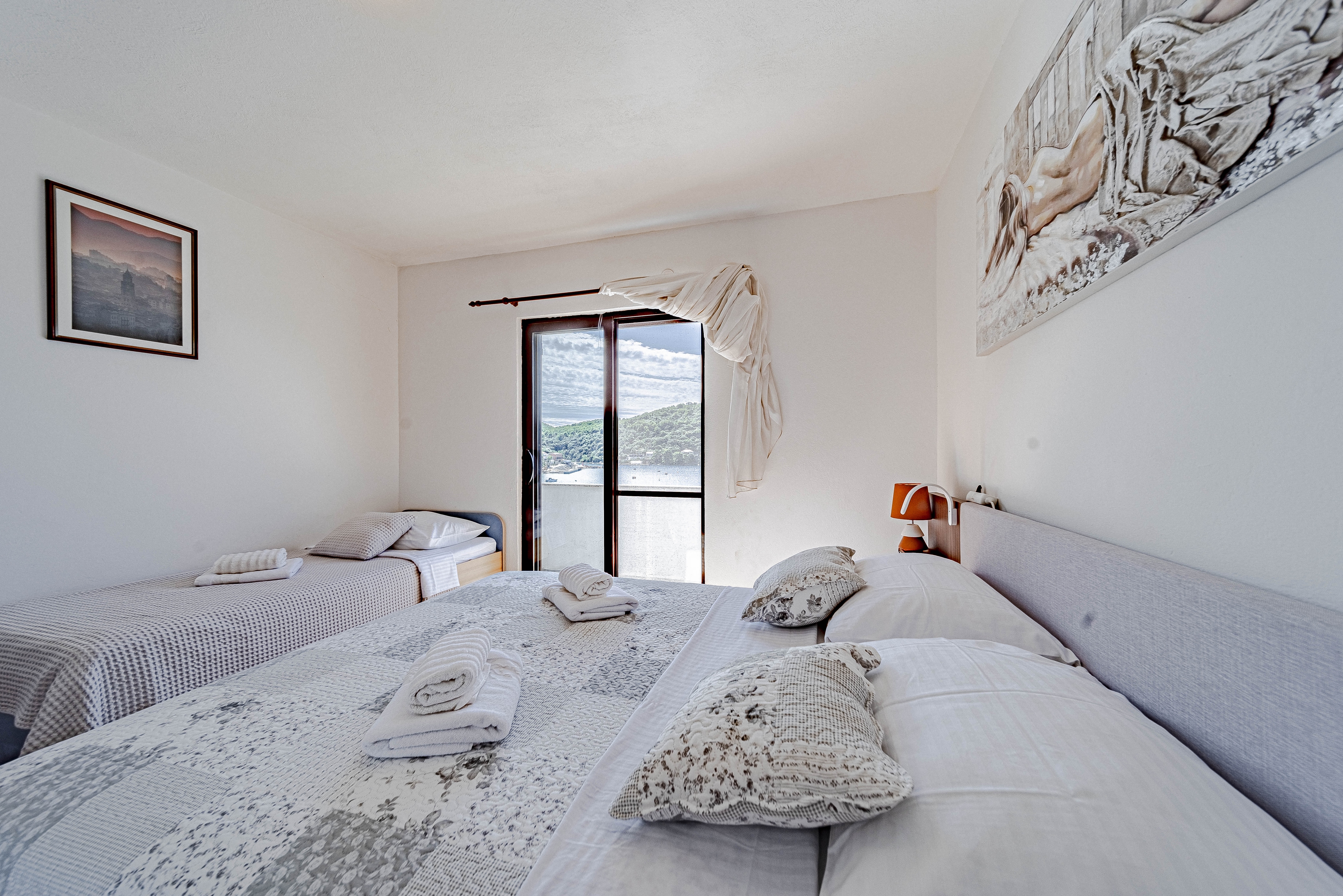 One bedroom apartment near beach Ubli, Lastovo  A-a