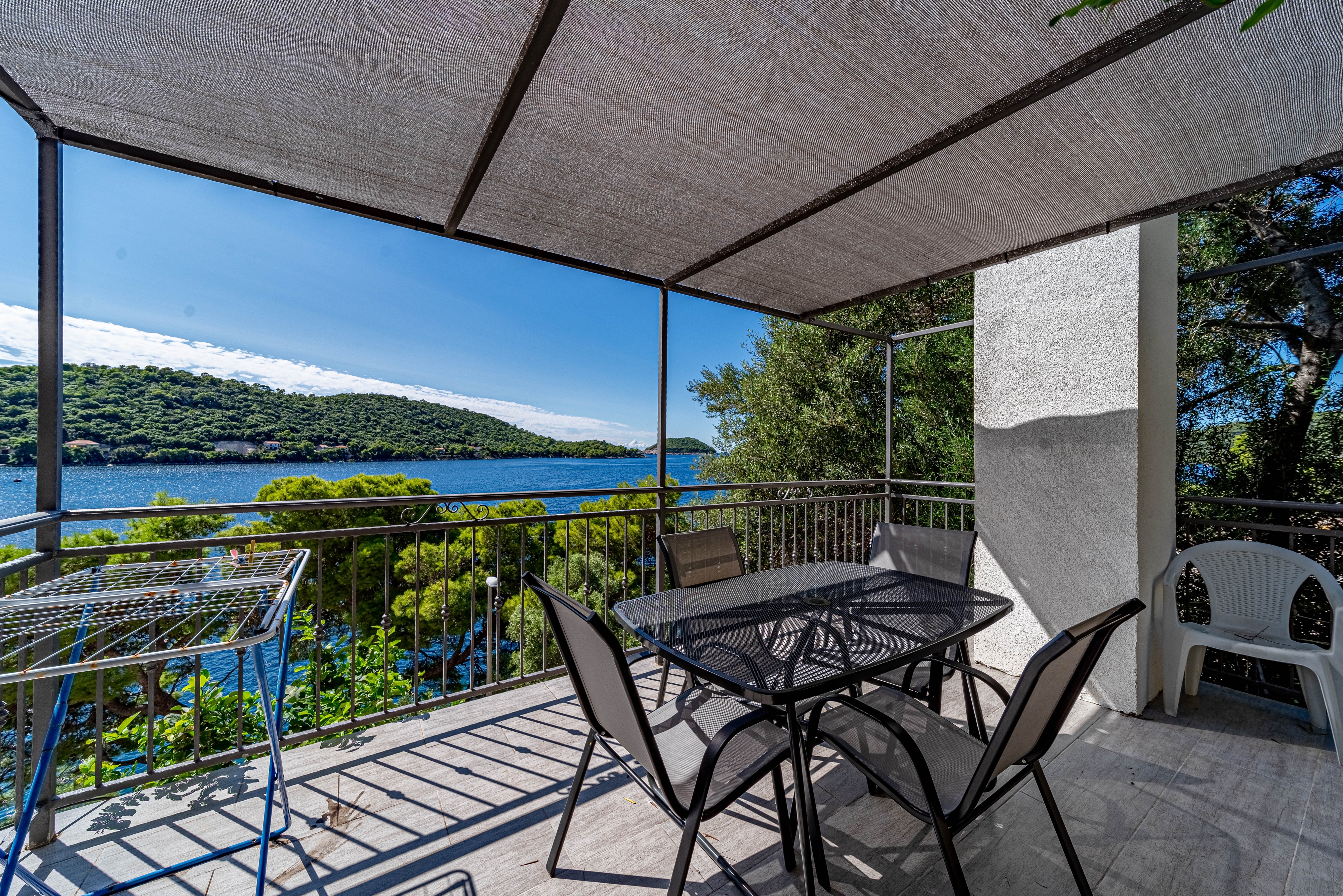 One bedroom apartment near beach Ubli, Lastovo  A-a