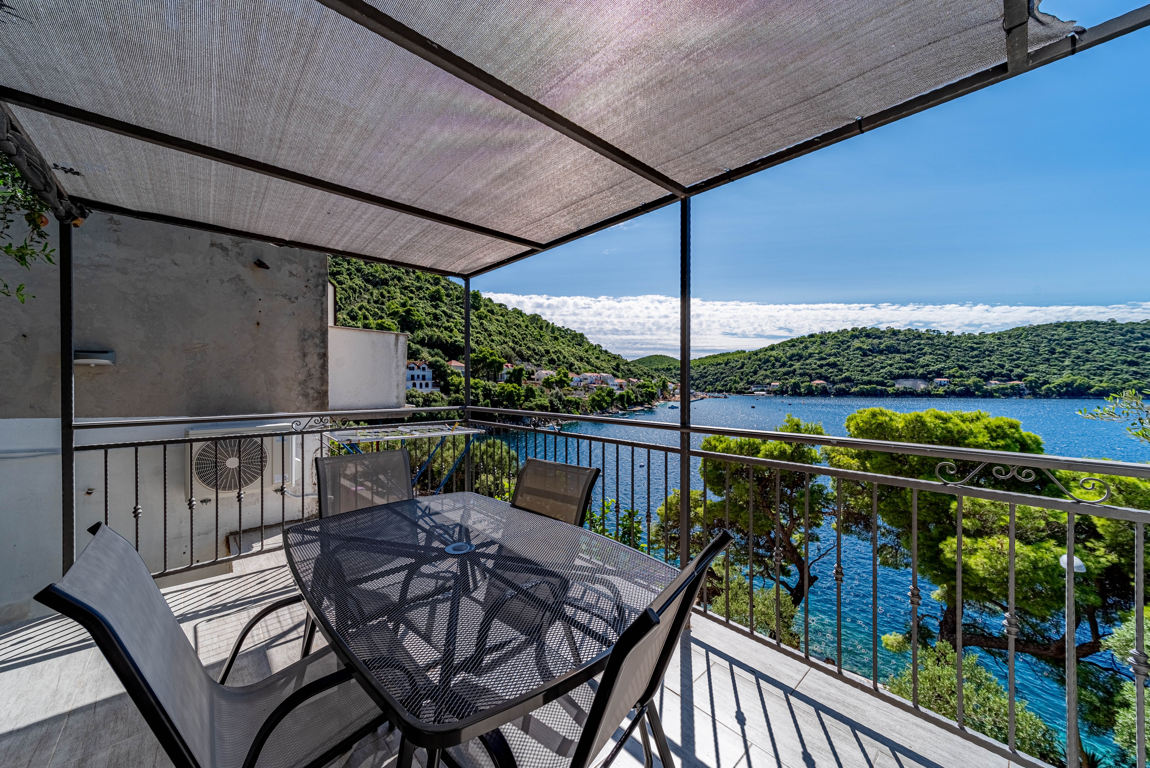 One bedroom apartment near beach Ubli, Lastovo  A-a